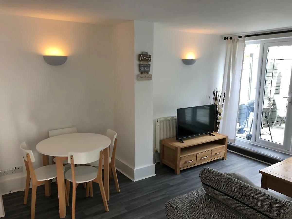 Bournemouth Hot Tub & Sauna Holiday Let