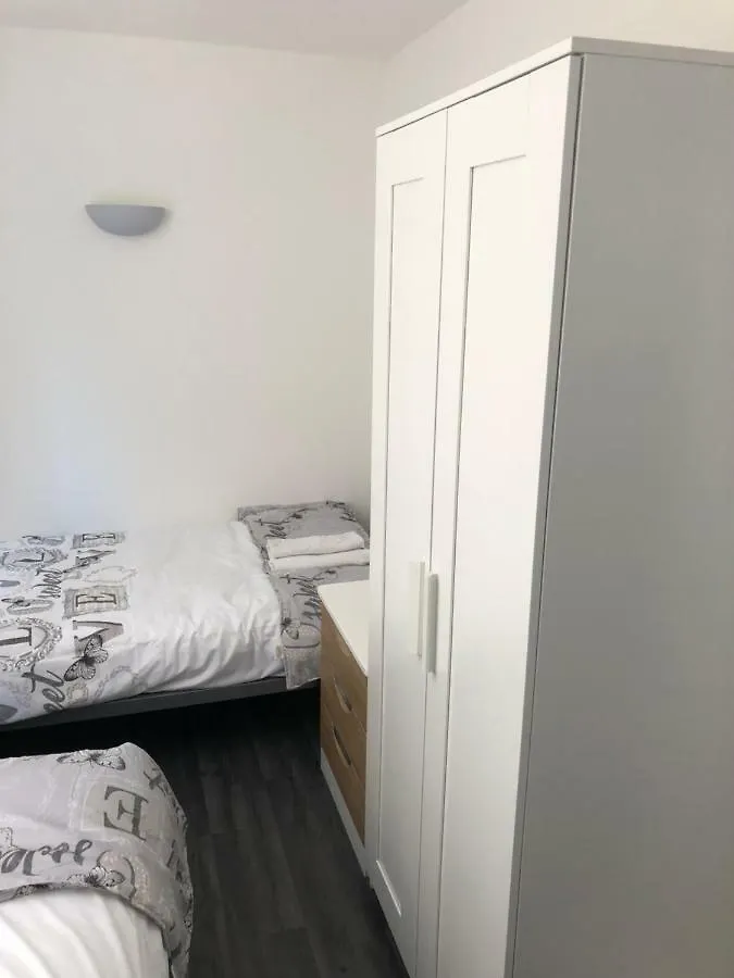 Bournemouth Hot Tub & Sauna Holiday Let 0*,
