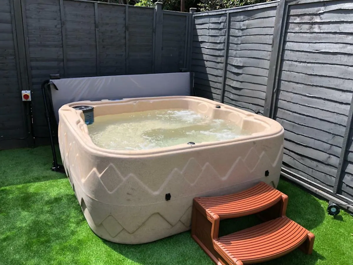 Bournemouth Hot Tub & Sauna Holiday Let 0*,
